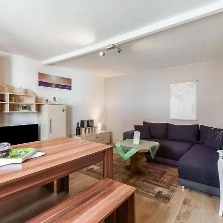 Cosy Flat In With Garden 아파트 *