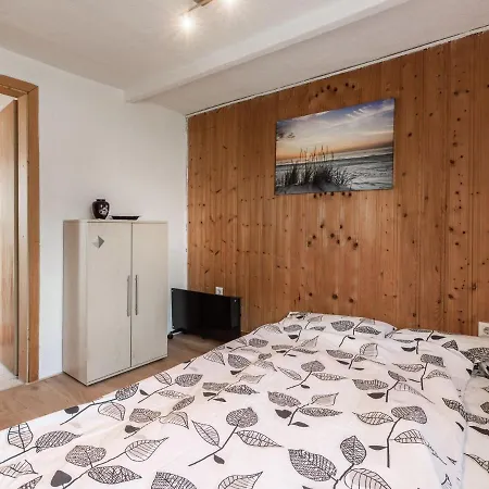 Cosy Flat In With Garden Niepars